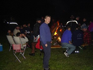 Holger vor dem Feuer